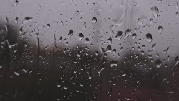 Liják kapky dešťové vody potok dowm na okenní sklo ve špatném podzimním počasí — Stock video