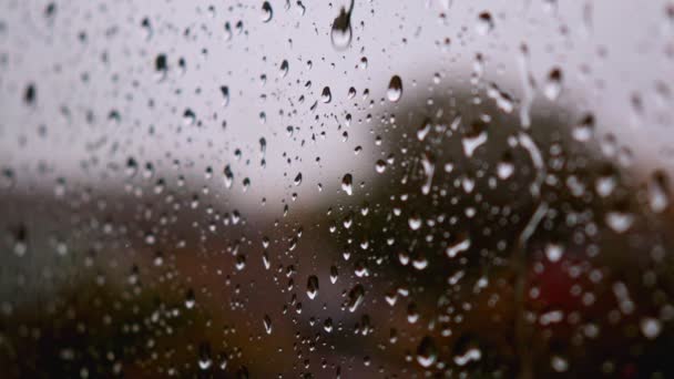 Detalhes de fortes gotas de água da chuva fluem para baixo na janela de vidro em mau tempo — Vídeo de Stock