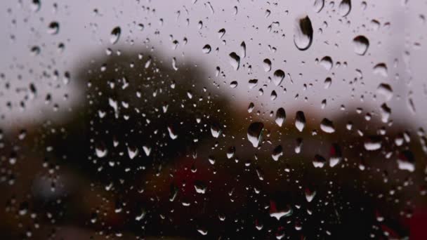 Těžký déšť voda kapka proud dolů na sklo okno v detailní zblízka liják — Stock video