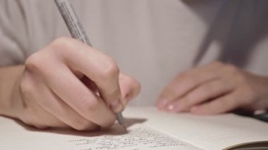 Günlük günlüğe yazan genç öğrencilerin yavaş çekimde yakınlaştır