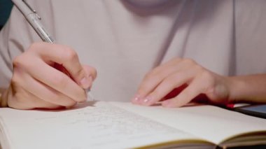 kadın el yazısı siyah kalemle günlük günlüğü kağıda koymak için.