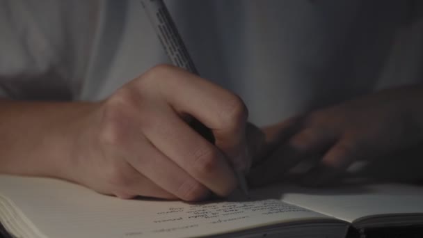 Slow motion skott av unga kvinnor händer skriva i dagbok white paper sidor — Stockvideo