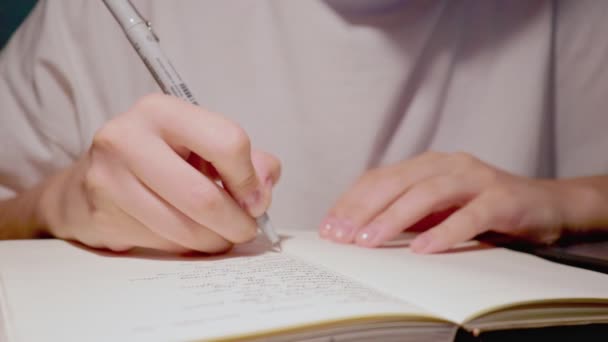 Ödev yapan öğrencinin beyaz not defterini yavaş çekimde kapatma görüntüsü — Stok video