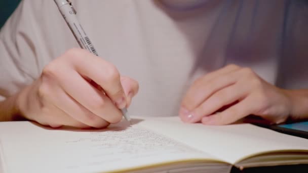 日记本上的年轻女性速度慢的笔迹近视 — 图库视频影像