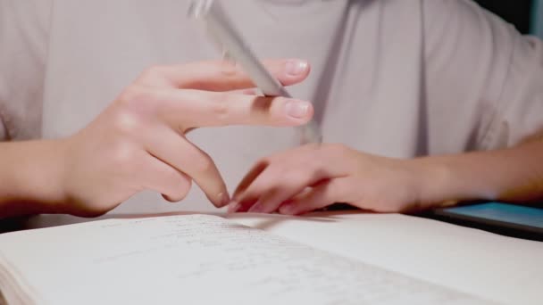 "jovem estudante preguiçoso feminino brincando com caneta — Vídeo de Stock