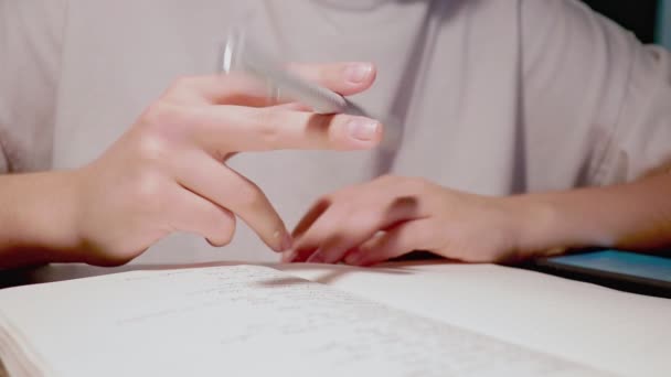Лінивий молодий студент грає з ручкою, що скручується між пальцями чутливої руки — стокове відео