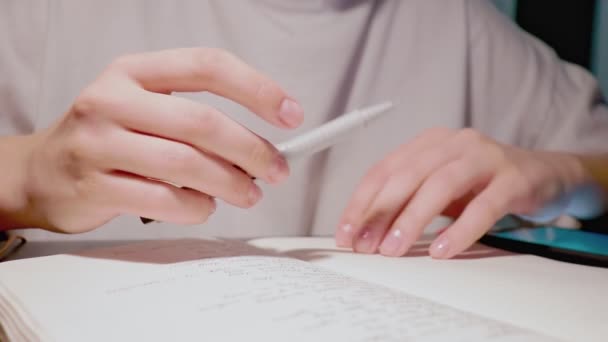 Jong vrouwelijke student gevoelige handen spelen met pen draaien pen met vingers — Stockvideo