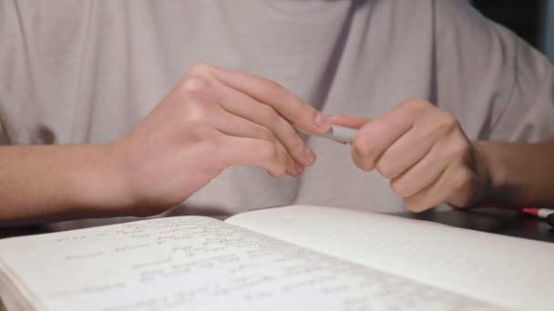 느린 동작을 하는 여자 손을 연일 잡지에 쓸 준비가 되어 있는 펜 뚜껑을 엽니다 — 비디오