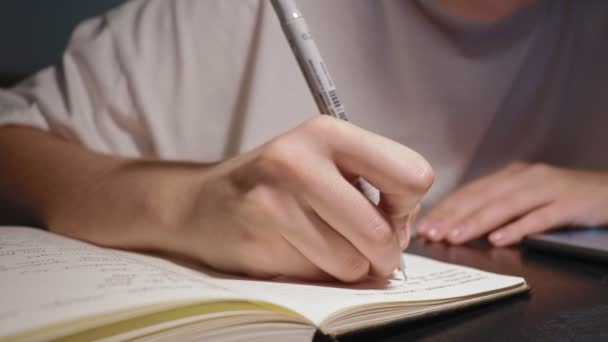 Jonge student studeren doen huiswerk in notebook schrijven in dagboek — Stockvideo