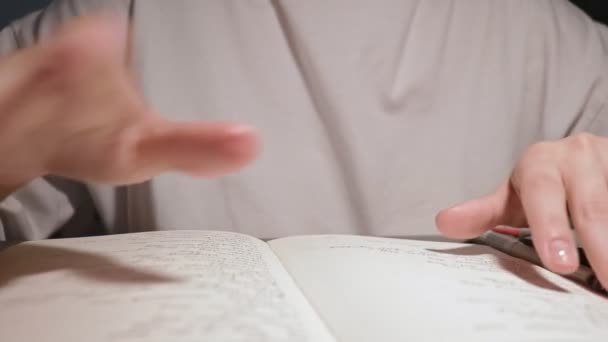 Jonge handen draai pagina van wit papier notebook dagboek dagelijks tijdschrift in slow motion — Stockvideo