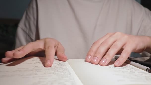 Jonge student hand draai pagina 's van wit papier notebook dagelijks tijdschrift slow motion — Stockvideo