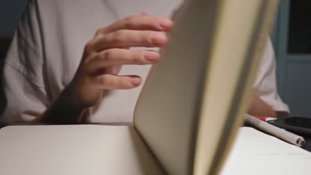 Młoda kobieta ręce flip przez białe kartki papieru dziennika w zwolnionym tempie — Wideo stockowe