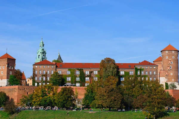 Krakow Polonya 'daki Wawel Kraliyet Kalesi cephesinin renkli manzarası açık mavi gökyüzü ile güneşli bir sonbahar gününde