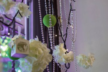 Çiçekler ve parlak boncuklarla yaratıcı pencere dekorasyonu.