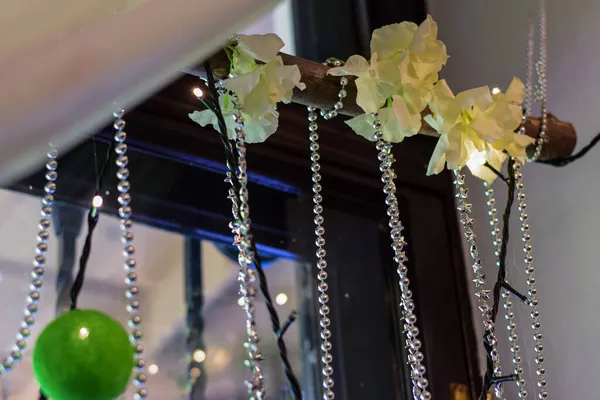 Kreativ Fönsterdekoration Med Blommor Och Glänsande Pärlor — Stockfoto