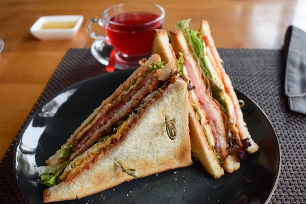 Jambonlu ve ızgara peynirli sandviç, fast food restoranında lezzetli abur cubur..