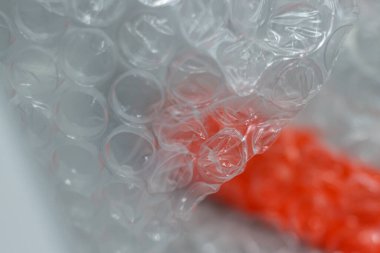 Ayrıntılar baloncuk ambalajı ve şeffaf plastik ambalaj korumasında görünümü kapatır