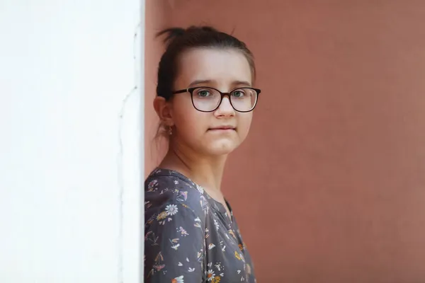 Retrato Cerca Una Adolescente Con Gafas Enfoque Selectivo — Foto de Stock