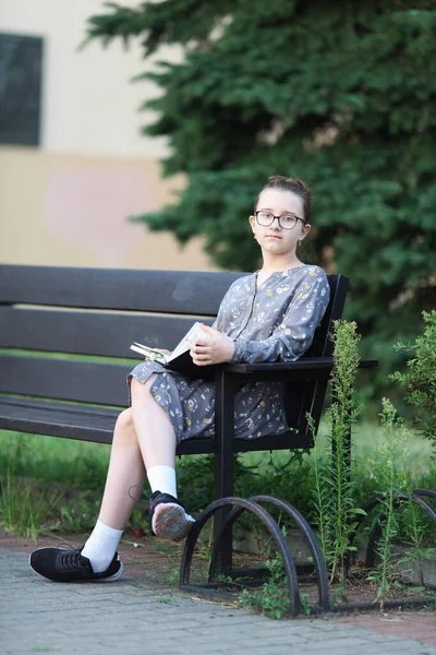 Chica Pensativa Sienta Banco Con Libro Sus Manos Enfoque Selectivo — Foto de Stock