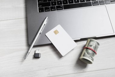 Çevrimiçi iş kavramı. Para, boş kredi kartı, kalem, flash disk ve dizüstü bilgisayar klavyesi..