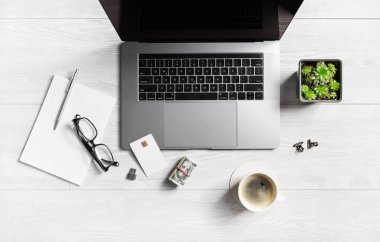 Çevrimiçi ticaret konsepti. İş yeri malzemeleri ve ahşap arka planda aletleri olan bir yer. Düz yatıyordu.