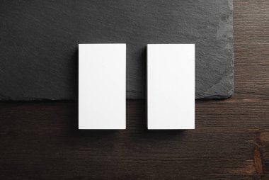 Taş tahtada iki tane boş kartvizit var. Kimlik şablonu. Düz yatıyordu.