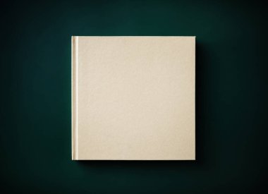 Yeşil arka plan üzerine boş bir cilt kapağı. Düz yatıyordu.