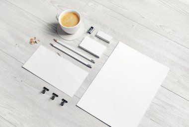 Boş kırtasiye seti. Şirket kimlik şablonu. Tepkili tasarım modeli.