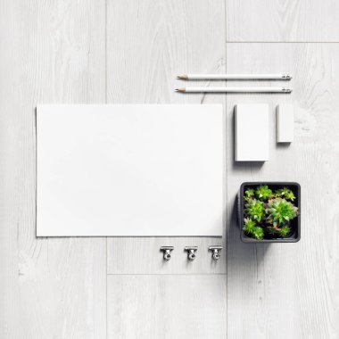 Siyah kâğıt arkaplanındaki boş kırtasiye seti fotoğrafı. Şirket kimlik modellemesi. Tepkili tasarım şablonu. Üst Manzara. Düz yatıyordu.