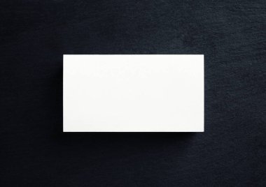 Boş beyaz kartvizit. Marka kimliği için bir model. Üst Manzara. Düz yatıyordu.
