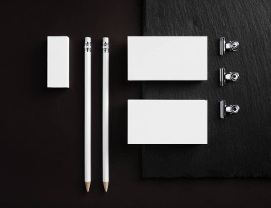 Boş kırtasiye seti. Marka kimliği için bir model. Tasarım sunumları ve portföyler için. Üst Manzara. Düz yatıyordu.