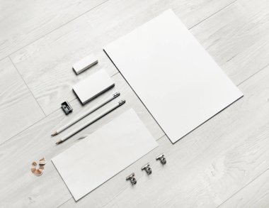 Boş iş kırtasiye seti. Ahşap arka planda kurumsal kimlik şablonu. Damgalama modeli.