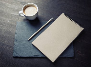 Boş Kraft defteri, kalem ve kahve fincanının fotoğrafı. Kimlik için Model.