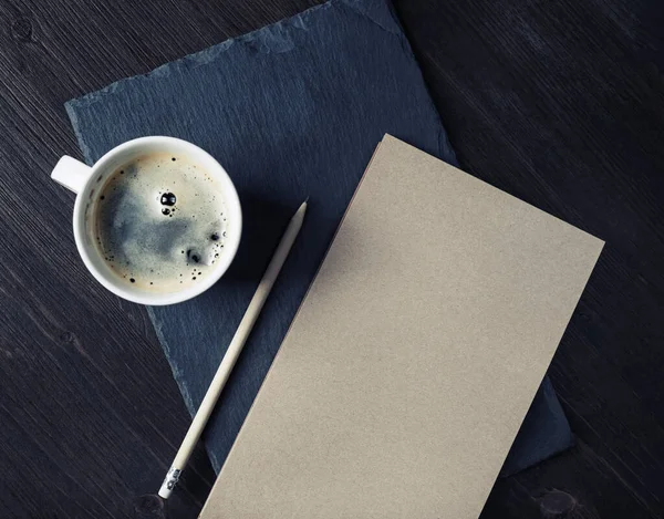 空白手工素描本 铅笔和咖啡杯 文具模板 — 图库照片