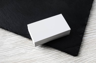 Taş tahtada boş beyaz kartvizitler. Kimlik teşhisi için bir model. Grafik tasarımcıları için şablon.