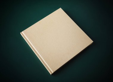 Yeşil arkaplan üzerine kapalı boş kare broşür.