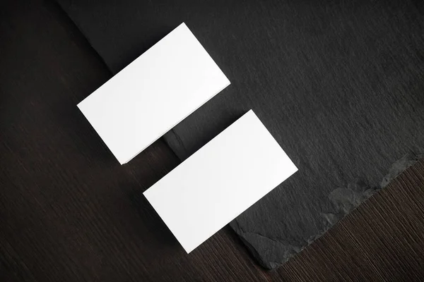 石板上空白白色名片 去拿身份证 图形设计师组合模板 平躺在床上 — 图库照片