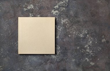 Beton arka planda boş bir kitap. Tepkili tasarım şablonu. Uzayı metin için kopyala. Düz yatıyordu.