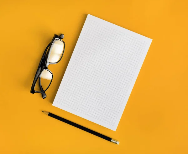 Schreibwarenattrappe Auf Foto Von Leerem Copybook Bleistift Und Brille Auf — Stockfoto