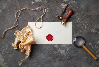 Beton arka planda boş zarf ve retro kırtasiye şablonu. Kimlik tespiti için hazırlan. Düz yatıyordu.