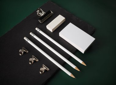 Boş kırtasiye seti. Boş kartvizit, kalem, silgi ve ataçlar..