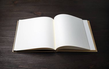 Boş broşür ya da kitap ahşap masa arkaplanındaki gibi..