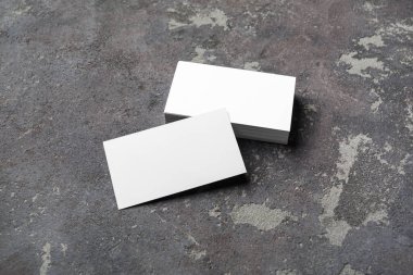 Beton zemindeki boş kartvizitlerin fotoğrafı. Tasarımcılar için marka kimliği modellemesi.