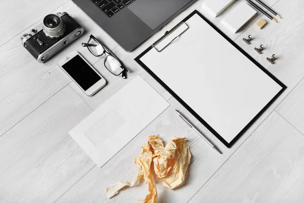 Papelería Gadgets Blanco Sobre Fondo Madera Clara Maqueta Diseño Sensible — Foto de Stock