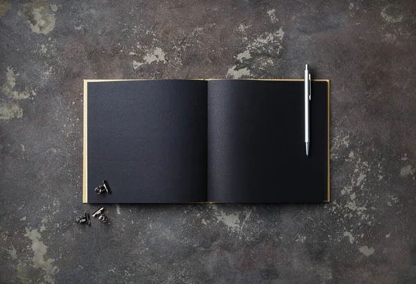 Blanco Zwart Boek Pen Betonnen Ondergrond Model Voor Het Plaatsen — Stockfoto