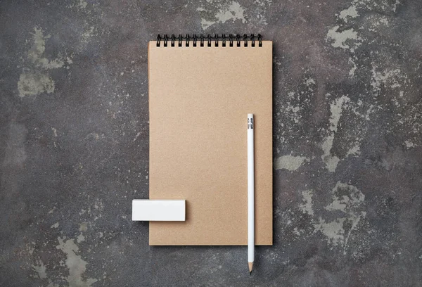 具体的な背景に空白のノートブック 消しゴム 文房具 反応性の高いデザインのモックアップ — ストック写真