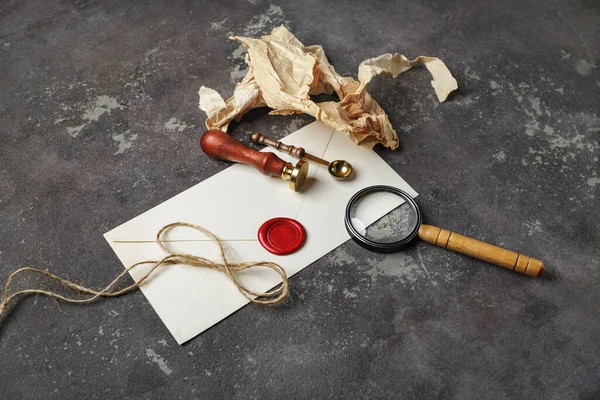 Vintage Briefpapier Blanco Enveloppe Zegellak Stempel Lepel Vergrootglas Verfrommeld Papier — Stockfoto