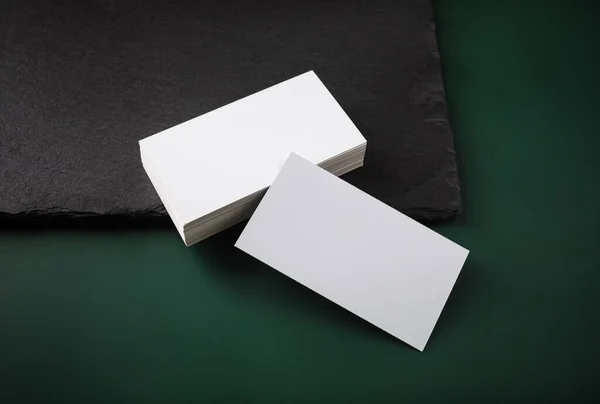Üres Fehér Névjegykártyák Kőtábla Zöld Asztal Háttér Fénymásolási Hely Stock Kép