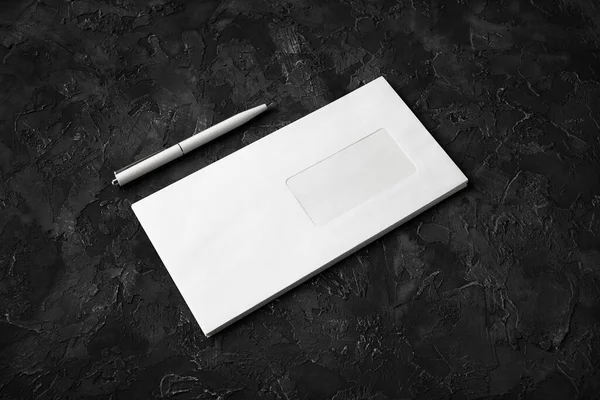黑石背景上的空白信封和钢笔 — 图库照片