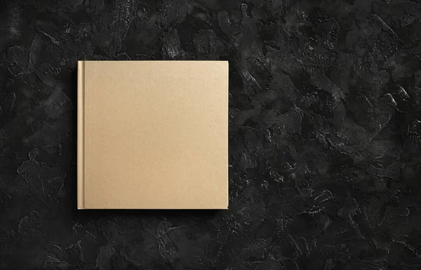 Libro Cerrado Blanco Sobre Fondo Piedra Negra Plantilla Diseño Sensible — Foto de Stock